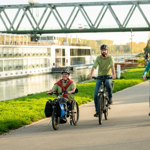 Radfahrer und Handbiker am Ufer