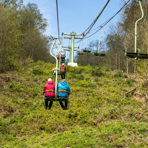 Sessellift mit Personen 