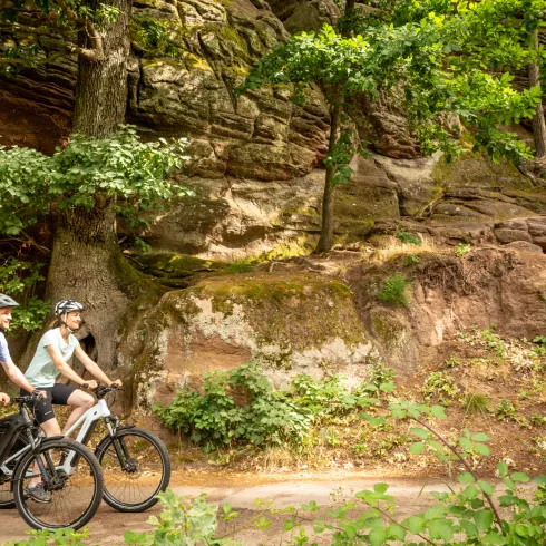 Felswand mit Radfahrern 