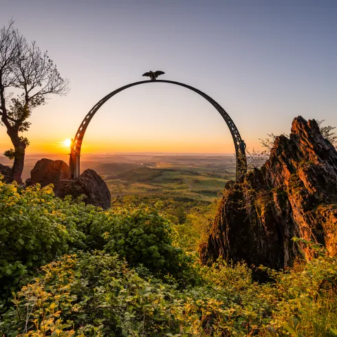 Der Adlerbogen am Donnersberg bei Sonnenaufgang.