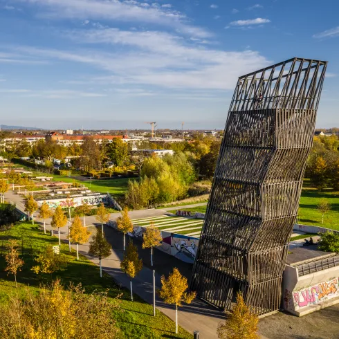 Ein Hoher Aussichtsturm in einem Park.