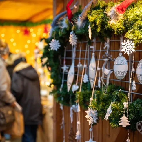 Ein Stand mit Weihnachtsdekoration auf dem Christkindelmarkt in Kandel