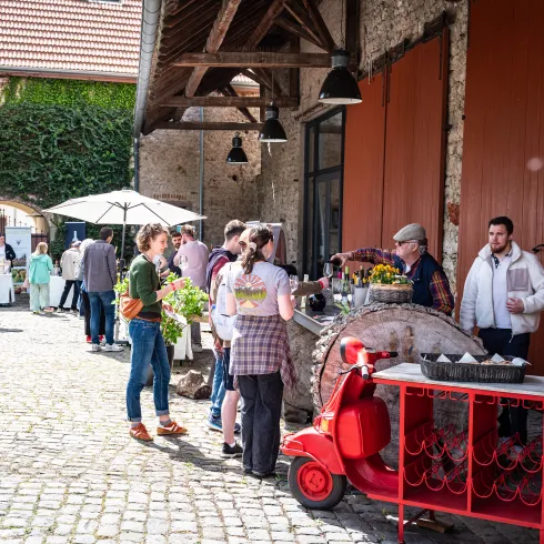 Menschen auf einem Weinfest in einem Weingut in Zellertal. 