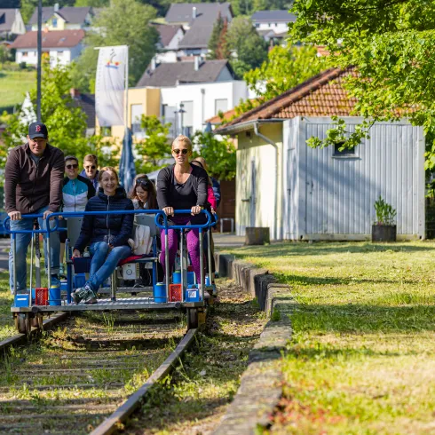 Eine Gruppe bei einer Draisinentour in Altenglan
