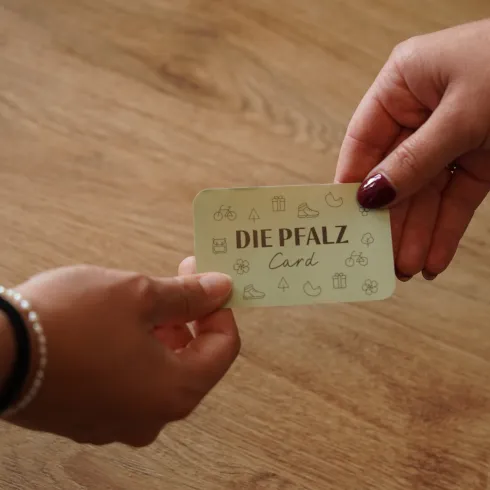 Zwei Hände reichen sich die Pfalzcard