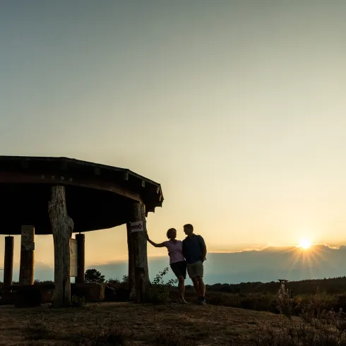 Zwei Personen stehen in der Mehlinger Heide vor einer Raststelle.