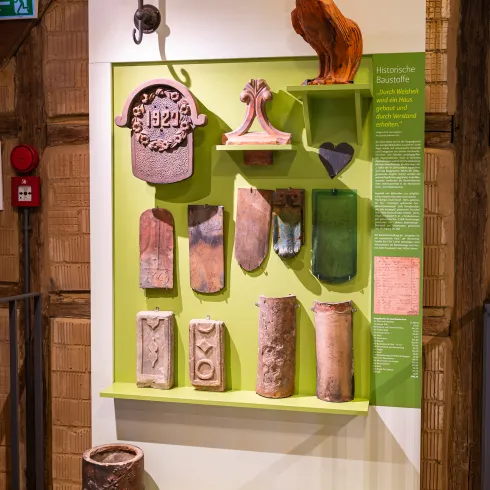 Eine Ausstellung im Museum in Herxheim, bestehend aus Exemplaren aus historischen Baustoffen.