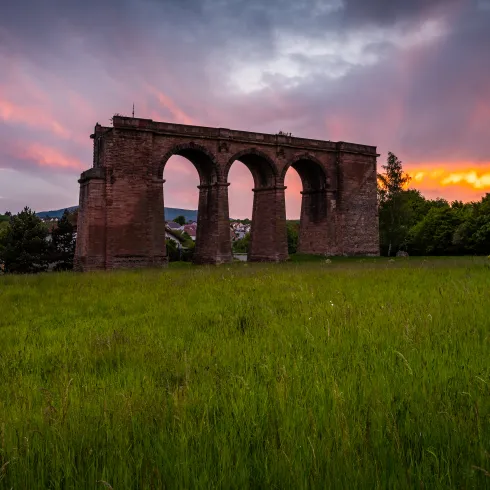 Der Brückentorso 'Pfrimmtalviadukt' bei Sonnenuntergang