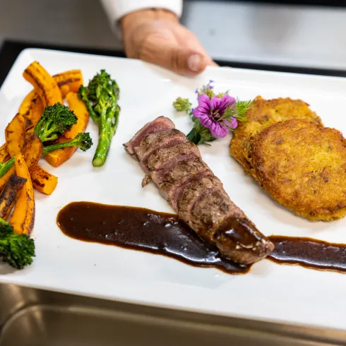 Ein Teller mit schön angerichteten pfälzischen Speisen.