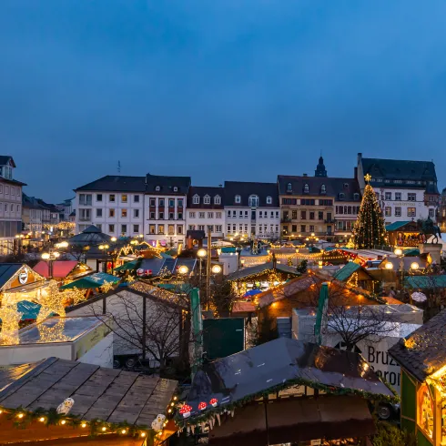 Der Rathausplatz in Landau mit Weihnachtsmarkt-Buden am Abends.