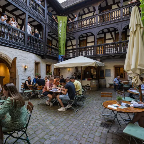 Menschen sitzen im Außenbereich eines Restaurants