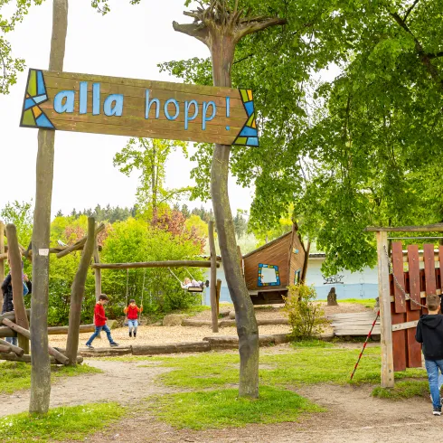 Kinder spielen auf dem Alla Hopp Spielplatz in Rülzheim