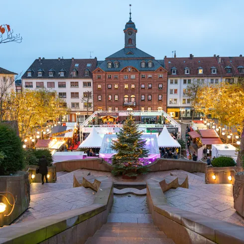 Der Weihnachtsmarkt in Pirmasens. Schön gelegen vor dem 