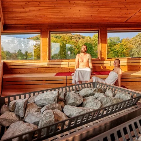 Zwei Personen entspannen in der Saunalandschaft der Südpfalz Therme.