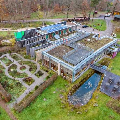 Das Haus der Nachhaltigkeit in Trippstadt aus der Luftperspektive. 