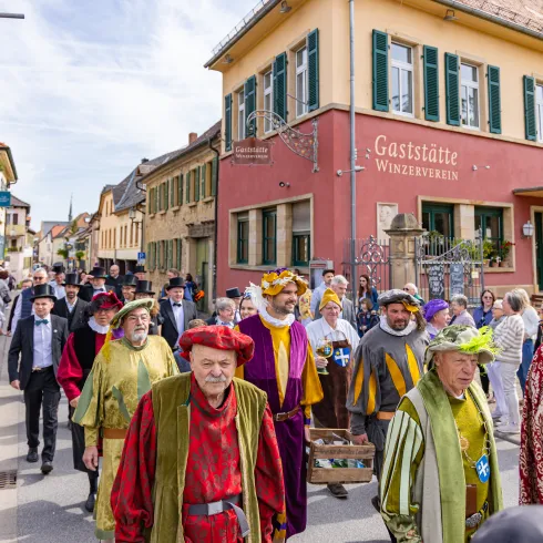 Kostümierte Menschen in Deidesheim bei der historischen Geißbockversteigerung.
