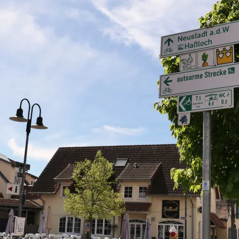 Wegweiser im Ortskern von Meckenheim.