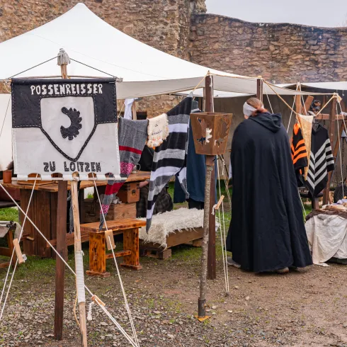 Aussteller mit ihrer Ware auf dem Mittelalterweihnachtsmarkt auf der Burg Lichtenberg.