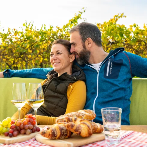 Zwei Personen picknicken an einem Rastplatz in den Weinbergen  in Kirrweiler