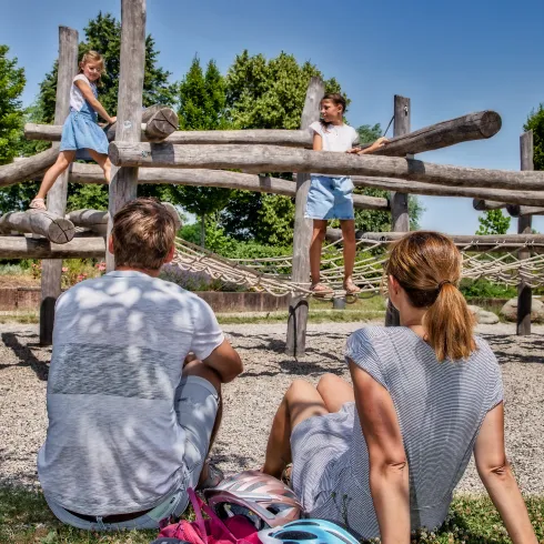 Eine Familie auf einem Spielplatz in Rülzheim