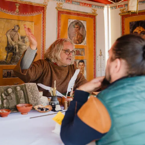 Ein Besucher bei einem Stand auf dem Römische Weinlese Fest auf der Römervilla Weilberg.