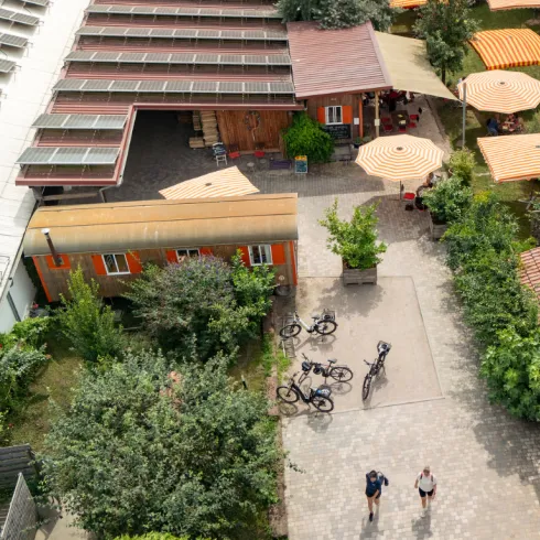 Luftaufnahme vom Obsthof Wicke in Hochstadt mit dem Tiny House und Außenbereich des Hofcafes.