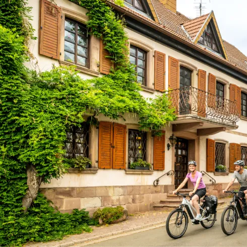 Zwei Personen radeln durch Reichenbach-Steegen.