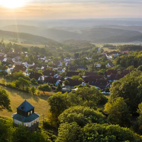 Luftaufnahme vom Dorf Eulenbis, dem Eulenkopf und der umliegende Landschaft.