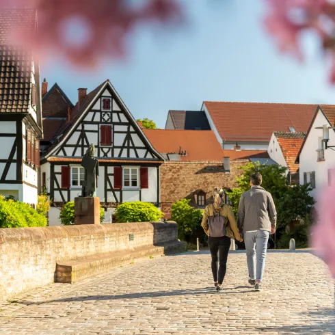 Zwei Personen machen einen Spaziergang im Frühling n der Sonnenbrücke in Speyer
