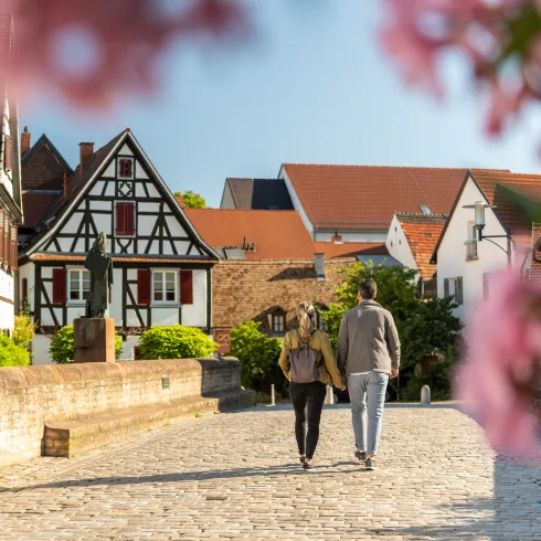 Zwei Personen machen einen Spaziergang im Frühling n der Sonnenbrücke in Speyer