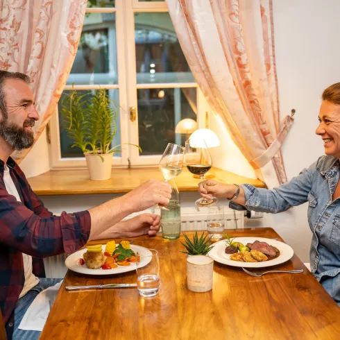 Zwei Personen genießen ein typisch pfälzisches Dinner in einem Restaurant in Bad Dürkheim.