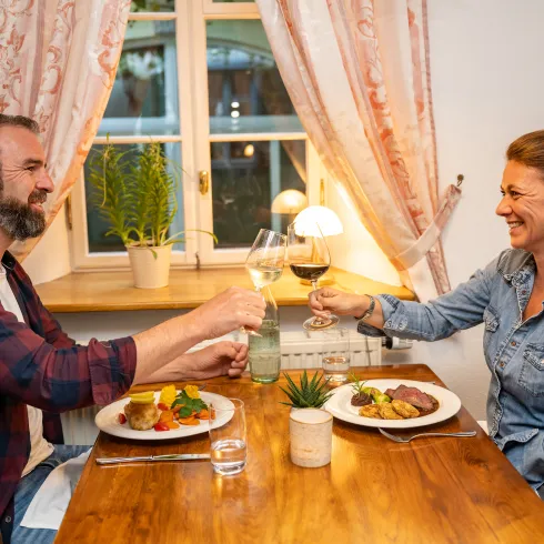 Zwei Personen genießen ein typisch pfälzisches Dinner in einem Restaurant in Bad Dürkheim.