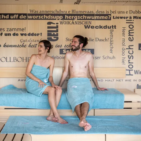 Zwei Personen sitzen in der Babbelsauna im Salinarium Bad Dürkheim Therme und unterhalten sich.