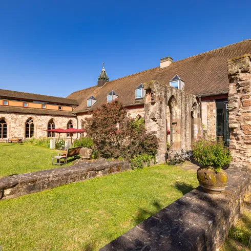 Der Außenbereich der Unterkunft Kloster Hornbach