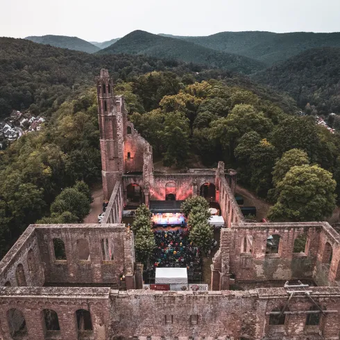 Besuchende auf einer Veranstaltung auf der Klosterruine Limburg.