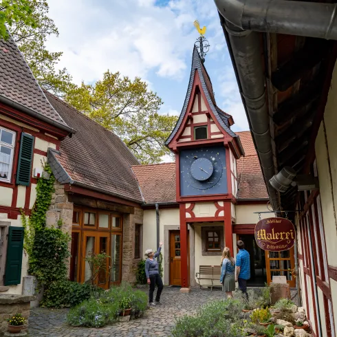 Besuchende im Museum für Zeit in Rockenhausen vor einem Klockenturm.