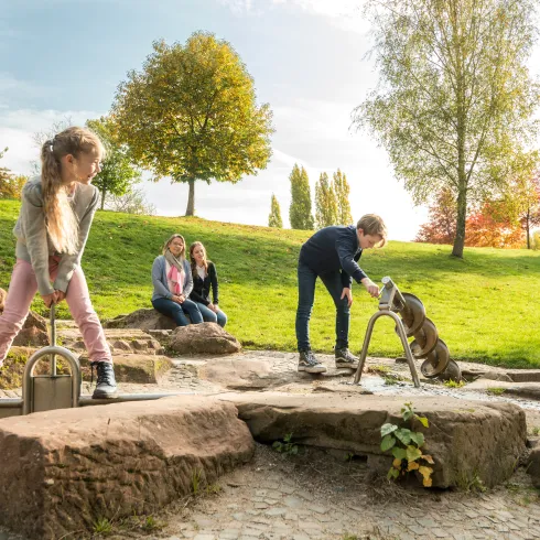 Eine Familie besucht den Strecktalpark in Pirmasens