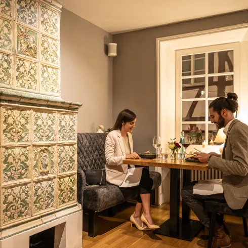 Zwei Personen genießen ein Abendessen im Gasthaus Zur Kanne in Deidesheim