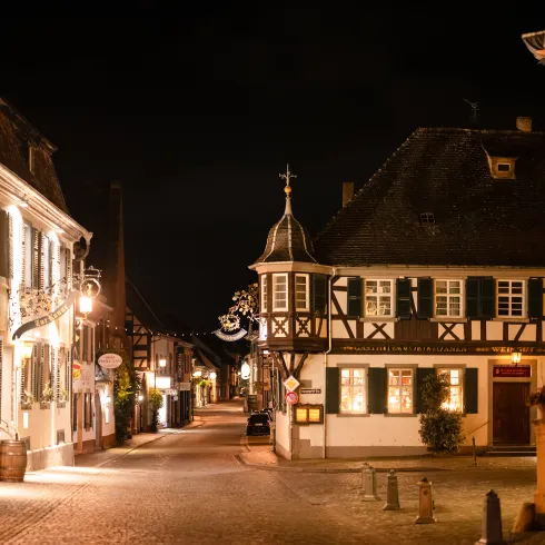 Die Historische Altstadt von Deidesheim am Abend.