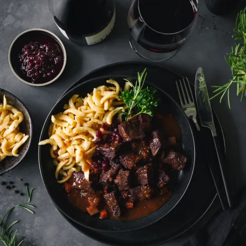 Hirschgulasch mit Spätzle und Preiselbeeren 