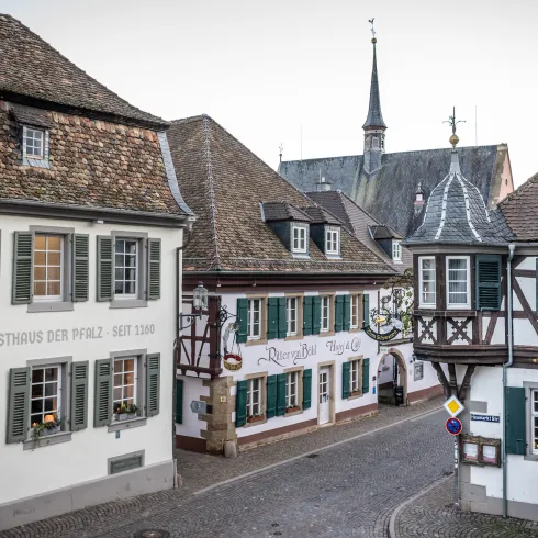 Altstadt von Deidesheim mit Fachwerkhäusern wie dem Hotel-Café Ritter von Böhl .