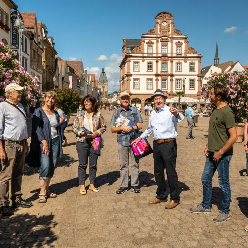 Menschen bei einer Stadtführung in Speyer