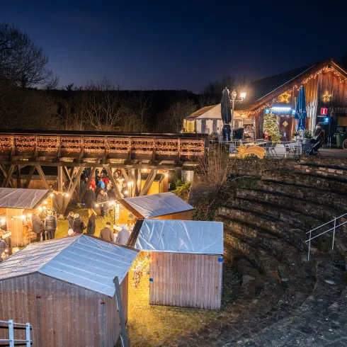 Weihnachtsmarkthütten auf dem Weihnachtsmarkt der Burgruine Falkenstein