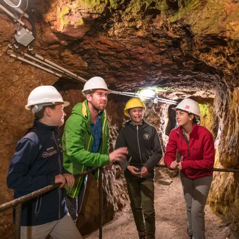 Eine Familie in der Eisenerzgrube Nothweiler.