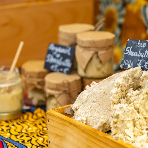  Besuchende laufen entlang der Verkaufsstände des Deutsch-französischen Bauernmarkts in Hinterweidenthal.