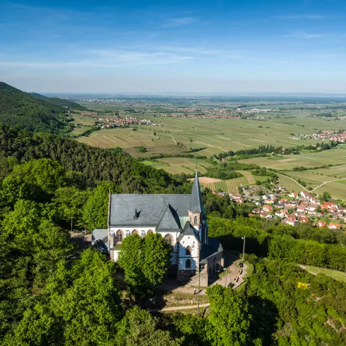 Die St.-Anna-Kapelle am Rande des Pfälzerwaldes gelegen thront über Burrweiler, den Weinbergen und weiteren Weindörfern.