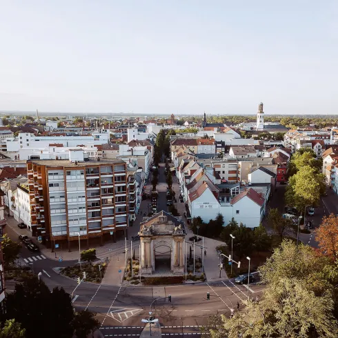Speyerer Tor und die Stadt Frankenthal von oben.