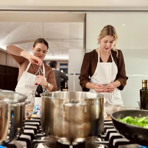 Zwei Personen stehen in einer Küche und kochen.