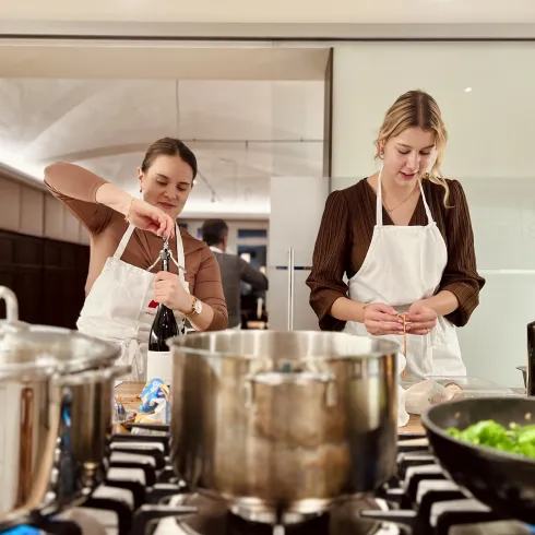 Zwei Personen stehen in einer Küche und kochen.