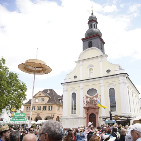 Menschen auf dem Strohhutfest in Frankenthal